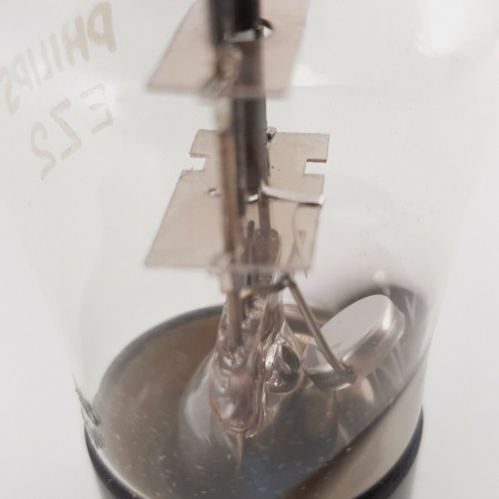 1 X EZ2 PHILIPS TUBE. SPLITED BLACK PLATES. 1950s PROD. NOS/NIB. CY  ENA