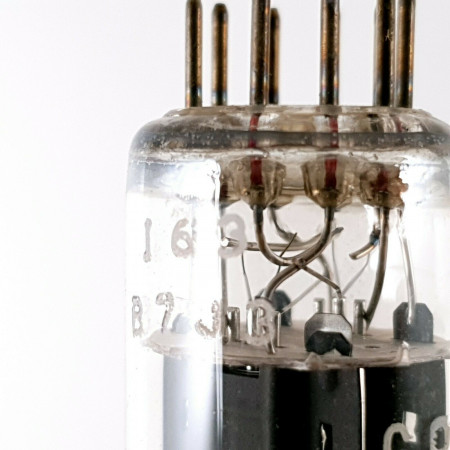 1 X ECC83 TUBE. PHILIPS. 1960s MULLARD PRODUCTION. B7J3. CA  ENA