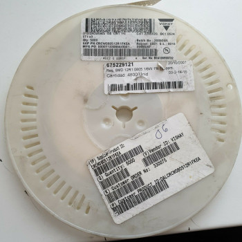 10 x 12.1R 1/8W 1% 100PPM SMD VISHAY RESISTOR. (R493) CA395U3000F020821