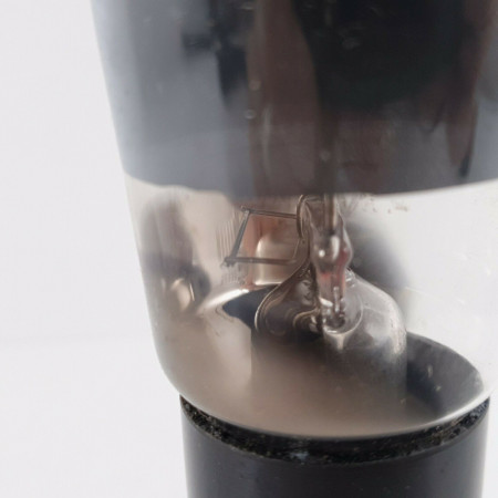 1 X CV1947 TUNGSRAM TUBE. SMOKED RING. BLACK PLATES. 1950s PRODUCTION. CU  ENA