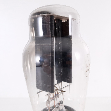 1 X 5Z3 RCA TUBE. 1969 PRODUCTION. BLACK PLATES. TOP RECTANGULAR GETTER. 5. CH84