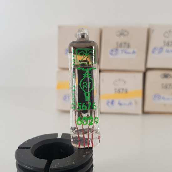 8 X 5676 RT LA RADIOTECHNIQUE TUBE....