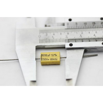 ELECTROLYTIC CAPACITOR 8200pF 250V 10% NOS (NEW OLD STOCK) 1PC. CA75U9F031016