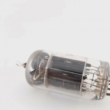 1 X 12AX7 RADIOTRON TUBE. 1960s. 17MM BLACK PLATES. 104/124% CX  ENA