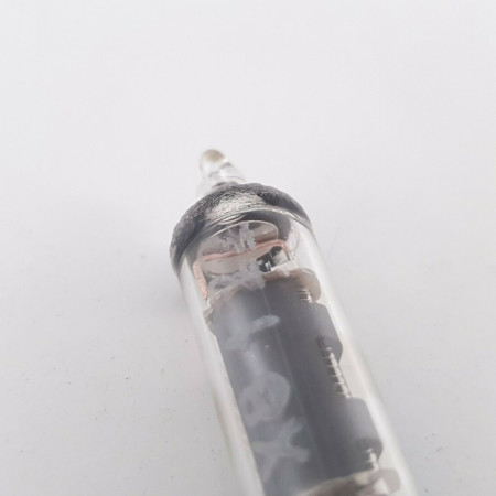 1 X VX8122 MULLARD TUBE. FLAT GETTER. CH40