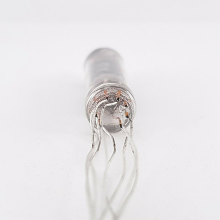 1 X VX8122 MULLARD TUBE. FLAT GETTER. CH40