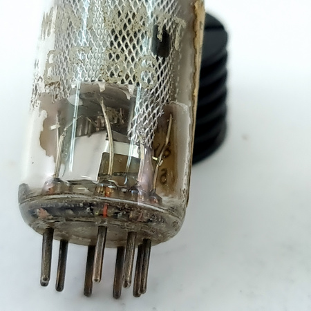 2 X EF86 MINIWATT TUBE. 1960s TOSHIBA PROD. MESH PLATE. MATCHED PAIR. 29. CB397