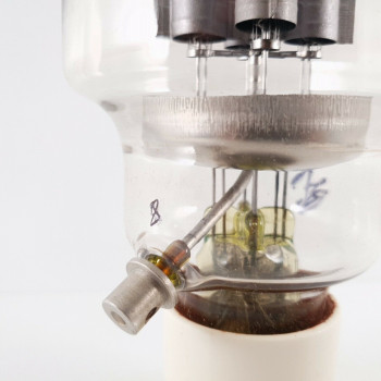 1 X 304TL / VT129 EIMAC TUBE. PARTICLES OF GLASS. OLD PLATES. 1950s. NOS 8  ENA 2