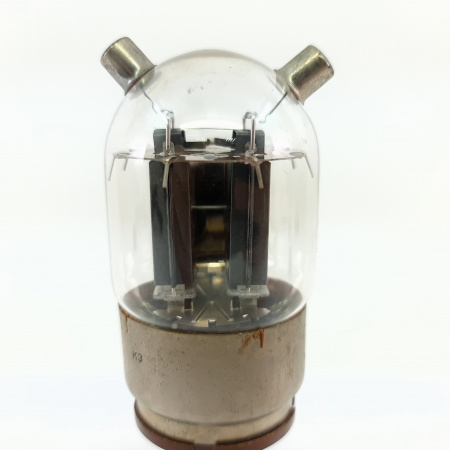 1 X 815 RCA TUBE. 1950s PROD. BLACK PLATES. RECTANGULAR GETTER. 2. CE2