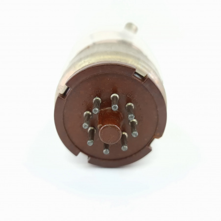 1 X 815 RCA TUBE. 1950s PROD. BLACK PLATES. RECTANGULAR GETTER. 2. CE2