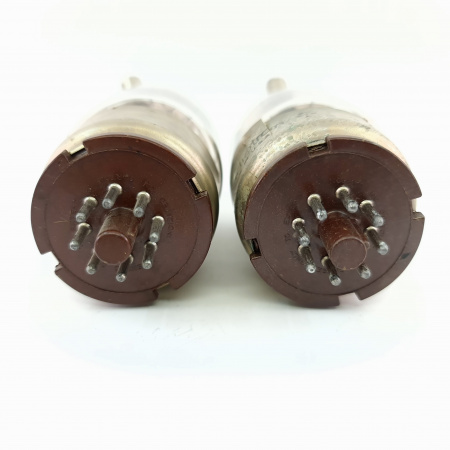 2 X 815 RCA TUBE. 1950s PROD. BLACK PLATES. SQUARE GETTER. 3. CE2