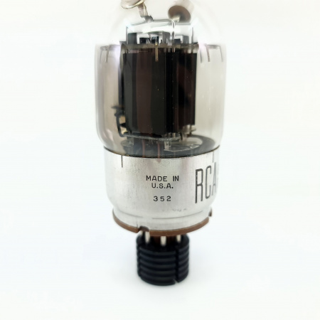 1 X 815 RCA TUBE. 1950s PROD. BLACK PLATES. RECTANGULAR GETTER. 8. CE2