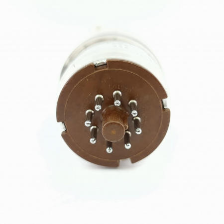 1 X 815 RCA TUBE. 1950s PROD. BLACK PLATES. RECTANGULAR GETTER. 8. CE2