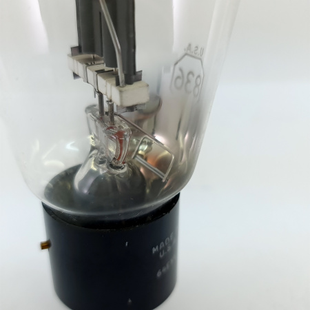 1 X 836 RCA TUBE. 1970s PROD. BLACK PLATES. RECTANGULAR GETTER. 8. CE1