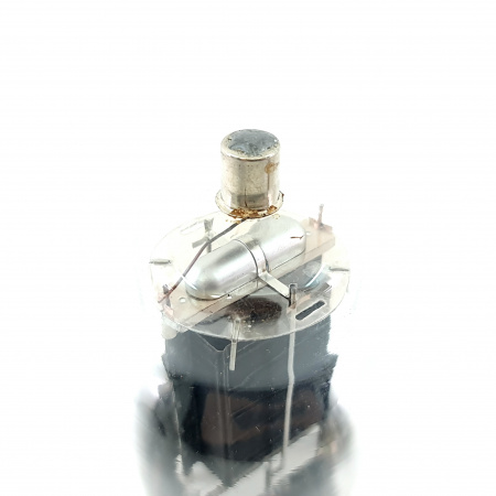 1 X CWL 837 RAYTHEON TUBE. 1950s PROD. BLACK PLATES. RECTANGULAR GETTER. 8.CE34