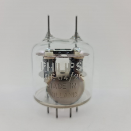 1 X QQE04/20 / 832A PHILIPS TUBE. 1950s PROD. BLACK PLATES. COPPER RODS.4.CE113