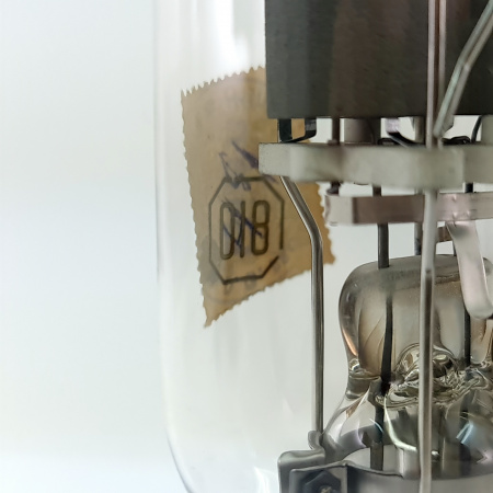 1 X 810 / 3C/150A GENELAL ELECTRIC. 1950s PROD. RECTANGULAR GETTER. 3. CE683