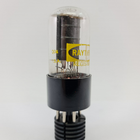 1 X 5V6GT RAYTHEON TUBE. 1950s PROD. BLACK PLATES. RECTANGULAR GETTER. 4. CE593