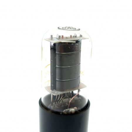 1 X 5V6GT RAYTHEON TUBE. 1950s PROD. BLACK PLATES. RECTANGULAR GETTER. 4. CE593
