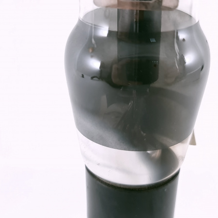 1 6F6G MULLARD TUBE. 1950s PROD. BLACK PLATES. FLAT GETTER.COPPER RODS.59.CH165