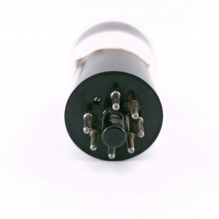 1 6F6G MULLARD TUBE. 1950s PROD. BLACK PLATES. FLAT GETTER.COPPER RODS.59.CH165