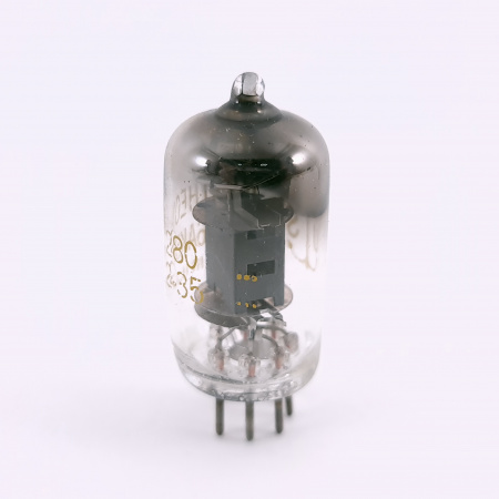 1 X 6AK5W RAYTHEON TUBE. 1950s PROD. BLACK PLATES. RECTANGULAR GETTER. 55.CH166