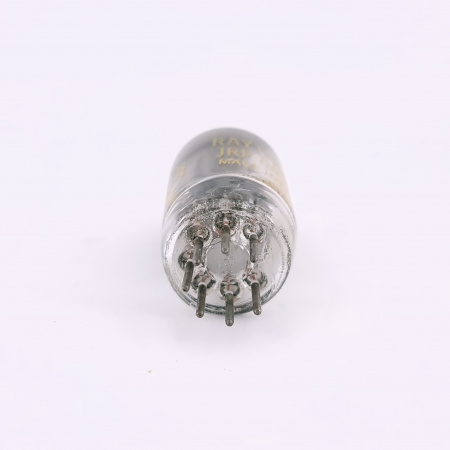 1 X 6AK5W RAYTHEON TUBE. 1950s PROD. BLACK PLATES. RECTANGULAR GETTER. 55.CH166