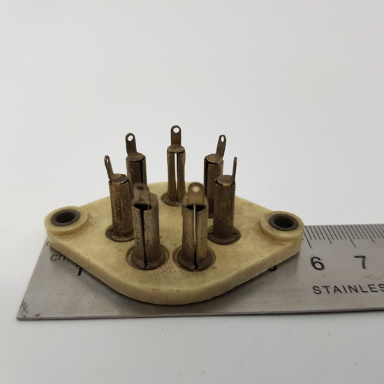 1 X UX7  AMERICAN CERAMIC SOCKET 7...