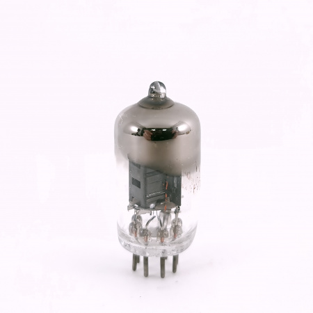 1 X 6AK5W RAYTHEON TUBE. 1950s PROD. BLACK PLATES. D-GETTER. USED. 38. CH167