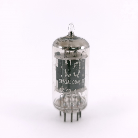 1 X 6211 MINIWATT TUBE. 1960s PHILIPS PROD. 17MM PLATES. SQ. 137. CH167