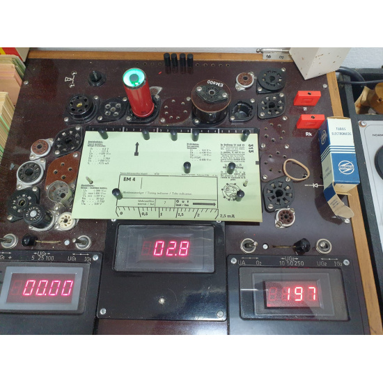 1 X EM4 MAGIC EYE TUBE. PHILIPS...