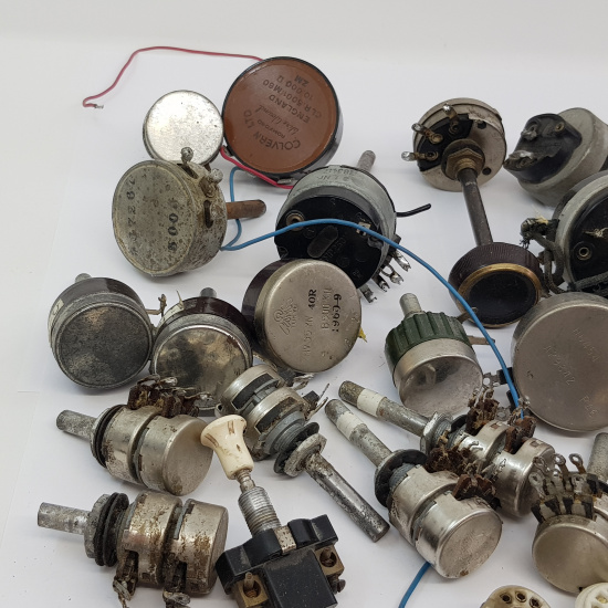 LOT 28 X POTENTIOMETER + 3 SOCKET...