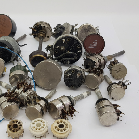 LOT 28 X POTENTIOMETER + 3 SOCKET TUBE. USED. RCZOC16