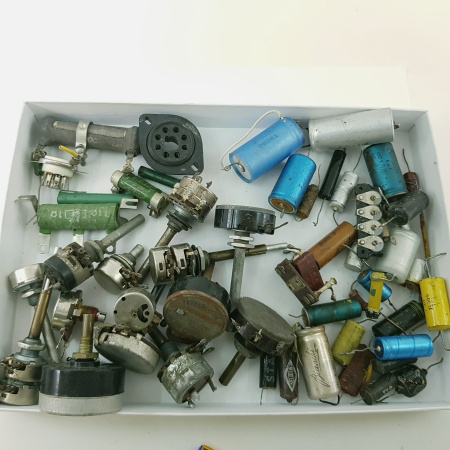 1 X LOT OF POTENTIOMETER, CAPACITOR, RESISTOR, SOCKET. VARIOUS CAPACITIES. USED. ZOC19