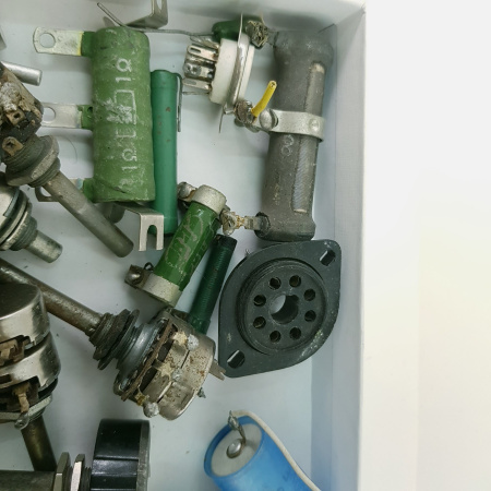 1 X LOT OF POTENTIOMETER, CAPACITOR, RESISTOR, SOCKET. VARIOUS CAPACITIES. USED. ZOC19