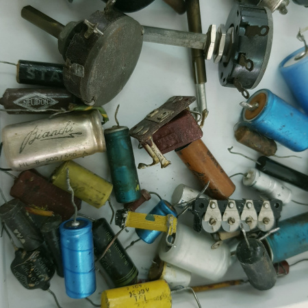 1 X LOT OF POTENTIOMETER, CAPACITOR, RESISTOR, SOCKET. VARIOUS CAPACITIES. USED. ZOC19
