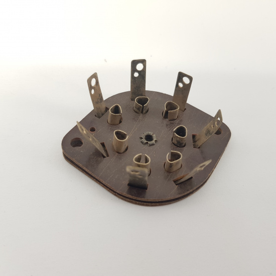 1 X BRITISH 7 PINS M7A SOCKET....