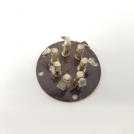 1 X BRITISH 7 PINS M7A SOCKET....