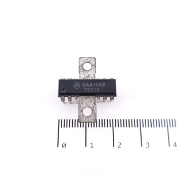 1 X SAA1042 MOTOROLA...