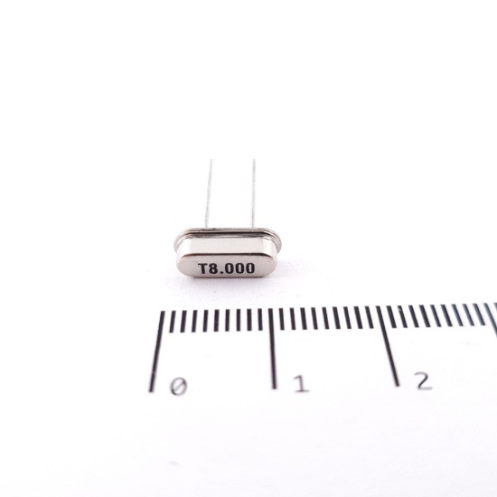 1 X 8.000MHZ CRYSTAL OSCILLATOR. NOS....