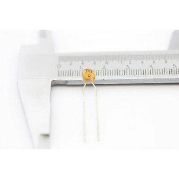 CERAMIC CAPACITOR 8.2pF 0,2% NOS ( New Old Stock ) 10PC C563AU70F090415